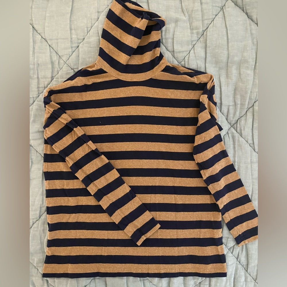 EUC Women’s J. Crew Navy and Tan Turtleneck Size 6